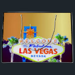 Grand Sac Cadeau Partie de Bachelorette d'or de Las Vegas<br><div class="desc">Sac de cadeau de partie de bachelorette de Las Vegas comportant le signe bienvenu célèbre sur un joli fond d'or dans une caractéristique de conception imprimée qui suggère le miroitement et l'éclat. L'autre côté comporte une vue aérienne dramatique de la bande célèbre de Las Vegas la nuit. Le secteur des...</div>
