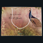 Grand Sac Cadeau Peacock Chinoiserie Peony Fête des mariées florale<br><div class="desc">Sac cadeau de Fête des mariées pour assortir la papeterie et la décoration de fête. Elégante Chinoiserie de style, les Peacocks vintages ont été peints en aquarelle et mélangés avec d'élégants flancs de pivoine rose roux, des rouleaux et des tourbillons d'or et collés avec des éléments éphémères subtils. Ce collage...</div>