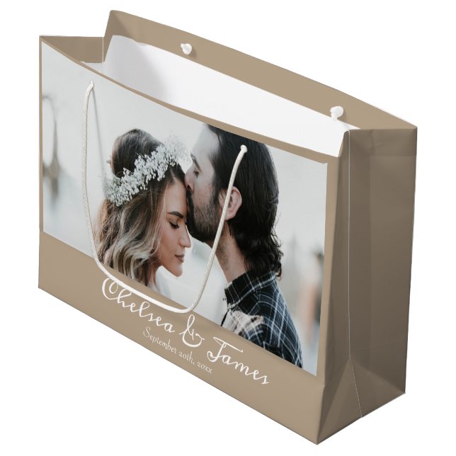 Grand Sac Cadeau Photo Elegant Taupe et White Calligraphy Nom (Devant Angle)