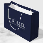 Grand Sac Cadeau Projet de Groomsman Personnalisé en bleu de la Mar<br><div class="desc">Sac cadeau de proposition de Groomsman bleu marine moderne avec nom de marionnettiste personnalisé et texte personnalisé dans le style de police serif classique sur arrière - plan bleu marine. Aussi parfait pour femme de ménage,  femme d'honneur,  fille de fleurs,  meilleur homme,  porte-bague et plus.</div>