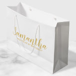 Grand Sac Cadeau Proposition Bridesmaid | Or de script moderne<br><div class="desc">Proposition Bridesmaid | Script moderne Sac cadeau blanc et or avec nom de femme de ménage personnalisée en or style de police de script moderne sur arrière - plan blanc. Aussi parfait pour femme de ménage d'honneur, fille de fleurs, groomsman, meilleur homme et porte-bague. Remarque : Les détails du papier...</div>