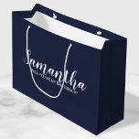 Grand Sac Cadeau Proposition Bridesmaid | Script moderne bleu marin<br><div class="desc">Proposition Bridesmaid | Sac cadeau bleu marine moderne avec nom de femme de ménage personnalisée en blanc style de police moderne sur arrière - plan bleu marine. Aussi parfait pour femme de ménage d'honneur,  fille de fleurs,  groomsman,  meilleur homme et porte-bague.</div>