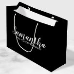 Grand Sac Cadeau Proposition de Bridesmaid moderne<br><div class="desc">Le sac cadeau de proposition Bridesmaid moderne comporte le nom de la femme d'honneur personnalisée en blanc style de police de script moderne sur arrière - plan noir. Aussi parfait pour femme de ménage d'honneur,  fille de fleurs,  groomsman,  meilleur homme et porte-bague.</div>