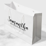 Grand Sac Cadeau Proposition de Bridesmaid moderne<br><div class="desc">Le sac cadeau de proposition Bridesmaid moderne comporte le nom de la femme d'accueil personnalisée en noir style de police de script moderne sur arrière - plan blanc. Aussi parfait pour femme de ménage d'honneur,  fille de fleurs,  groomsman,  meilleur homme et porte-bague.</div>