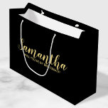 Grand Sac Cadeau Proposition de Bridesmaid moderne<br><div class="desc">Le sac cadeau de proposition Bridesmaid moderne comporte le nom de la femme d'honneur personnalisée en or style de police de script moderne sur arrière - plan noir. Aussi parfait pour femme de ménage d'honneur, fille de fleurs, groomsman, meilleur homme et porte-bague. Remarque : Les détails du papier sont simulés...</div>