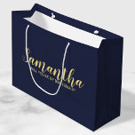 Grand Sac Cadeau Proposition de Bridesmaid moderne<br><div class="desc">Le sac cadeau de proposition Bridesmaid moderne comporte le nom de la servante d'accueil personnalisée en or style de police de script moderne sur arrière - plan bleu marine. Aussi parfait pour femme de ménage d'honneur, fille de fleurs, groomsman, meilleur homme et porte-bague. Remarque : Les détails du papier sont...</div>