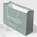 Grand Sac Cadeau Proposition de Bridesmaid moderne<br><div class="desc">Sac cadeau de proposition Bridesmaid moderne avec nom de femme d'honneur personnalisée en blanc style de police de script moderne avec texte en style de police sans serif moderne sur arrière - plan vert sage. Aussi parfait pour femme de ménage d'honneur,  fille de fleurs et plus.</div>