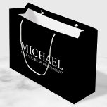 Grand Sac Cadeau Proposition de Groomsman Personnalisé Noir Moderne<br><div class="desc">Sac cadeau Groomsman Proposition Black moderne avec nom de marionnettiste personnalisé et texte personnalisé en style serif classique blanc sur arrière - plan noir. Aussi parfait pour femme de ménage,  femme d'honneur,  fille de fleurs,  meilleur homme,  porte-bague et plus.</div>
