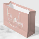 Grand Sac Cadeau Proposition de servante d'accueil moderne rose-bla<br><div class="desc">Sac cadeau de proposition Bridesmaid moderne avec nom de femme d'honneur personnalisée en blanc style de police de script moderne avec titre en blanc style de police sans serif moderne sur arrière - plan rose vif. Aussi parfait pour femme de ménage d'honneur,  fille de fleurs et plus.</div>
