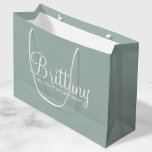 Grand Sac Cadeau Proposition de servante d'information personnalisé<br><div class="desc">Sac cadeau de proposition Bridesmaid moderne avec le nom de la femme d'honneur personnalisée en blanc style de police de script moderne avec titre en blanc style de police sans serif moderne sur arrière - plan vert sage. Aussi parfait pour femme de ménage d'honneur,  fille de fleurs et plus.</div>