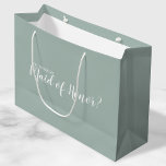 Grand Sac Cadeau Proposition d'honneur Proposition moderne<br><div class="desc">"Serez-vous ma servante d'honneur ?" Sac cadeau Proposition moderne avec le titre "Will You Be My Maid of Honor?" en blanc style de police de script moderne sur arrière - plan vert sage.</div>