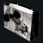 Grand Sac Cadeau Romantic Couple Vintage Retro Photo Élégant Amour<br><div class="desc">Photo vintage d'un couple se regardant avec amour pendant que l'homme embrasse la joue de la femme. Montrer votre style vintage avec une touche de romance. Ce sac cadeau serait parfait pour les cadeaux de la Saint Valentin, mariage, fiançailles ou ! Consultez mon magasin pour trouver le papier mouchoir correspondant!...</div>