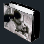 Grand Sac Cadeau Romantic Couple Vintage Retro Photo Élégant Amour<br><div class="desc">Photo vintage d'un couple se regardant avec amour pendant que l'homme embrasse la joue de la femme. Montrer votre style vintage avec une touche de romance. Ce sac cadeau serait parfait pour les cadeaux de la Saint Valentin, mariage, fiançailles ou ! Consultez mon magasin pour trouver le papier mouchoir correspondant!...</div>