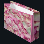Grand Sac Cadeau Romantic Rose<br><div class="desc">Rejoignez les célébrations et offrez votre cadeau dans un sac cadeau élégant unique. L'impression est personnalisable alors allez-y et ajustez les "zones de texte" pour toute autre occasion, c'est-à-dire, anniversaire, retraite, nouvel emploi, baby shower, etc. N'oubliez pas de personnaliser les Noms et le texte avant de procéder à la commande...</div>