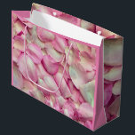 Grand Sac Cadeau Romantic Rose<br><div class="desc">Rejoignez les célébrations et offrez votre cadeau dans un sac cadeau élégant unique. L'impression est personnalisable alors allez-y et ajustez les "zones de texte" pour toute autre occasion, c'est-à-dire, anniversaire, retraite, nouvel emploi, baby shower, etc. N'oubliez pas de personnaliser les Noms et le texte avant de procéder à la commande...</div>
