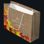 Grand Sac Cadeau Rustic Fall quitte Burlap Mariage<br><div class="desc">Design unique pour un thème mariage de automne avec un beau feuillage d'automne sur un arrière - plan de burlap. Ce design est un bon choix pour un mariage sur le thème de l'automne, un mariage forestier rustique, un mariage de automne jardin. Utilisez l'outil Customiser pour ajouter vos informations. Pour...</div>