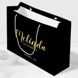 Grand Sac Cadeau Script moderne Black&Gold Accueil Bridesmaitres<br><div class="desc">Sac cadeau Bridesmaids de Script moderne avec nom de femme d'honneur personnalisée en or style de police script moderne avec titre et date mariage dans style de police sans serif moderne sur arrière - plan noir. Aussi parfait pour Maid of Honor, Flower Girl, Mother of the Bride, Groomsmen, Best man...</div>