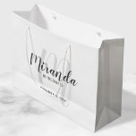 Grand Sac Cadeau Script moderne, Bridesmaitres personnalisées<br><div class="desc">Sac cadeau Bridesmaids personnalisé avec nom de femme d'honneur personnalisé en gris style de police de script moderne et monogramme en gris clair style de police de script moderne comme arrière - plan avec titre et date de mariage en gris moderne sans serif style de police. Parfait aussi pour homme...</div>