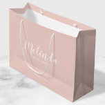Grand Sac Cadeau Script moderne, Bridesmaitres personnalisées<br><div class="desc">Script moderne Sac cadeau Bridesmaids personnalisé avec nom de femme d'honneur personnalisée en blanc style de police de script moderne avec titre et date mariage dans le style de police sans serif moderne sur arrière - plan rose vif. Aussi parfait pour Maid of Honor, Flower Girl, Mother of the Bride...</div>