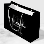 Grand Sac Cadeau Script moderne, Bridesmaitres personnalisées Noir<br><div class="desc">Sac cadeau Bridesmaids personnalisé avec nom de femme d'honneur personnalisée en blanc style de police de script moderne et monogramme en gris style de police de script moderne comme arrière - plan avec titre et date de mariage en blanc moderne sans serif style de police sur arrière - plan noir....</div>