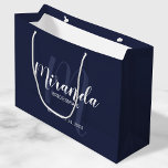 Grand Sac Cadeau Script moderne lettres d'honneur personnalisées Ma<br><div class="desc">Sac cadeau Bridesmaids personnalisé avec nom de femme d'accueil personnalisé en blanc style de police de script moderne et monogramme en bleu marine style de police de script moderne comme arrière - plan avec titre et date de mariage en blanc moderne sans serif style de police sur arrière - plan...</div>