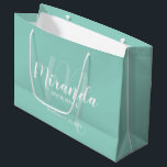 Grand Sac Cadeau Script moderne Mention de femme de chambre personn<br><div class="desc">Sac cadeau Bridesmaids personnalisé avec nom de femme d'accueil personnalisé en blanc style de police de script moderne et monogramme en vert menthe clair style de police de script moderne comme arrière - plan avec titre et date mariage en blanc moderne sans serif style de police sur arrière - plan...</div>