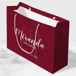 Grand Sac Cadeau Script moderne Porte-mère personnalisée Rouge Bour<br><div class="desc">Sac cadeau Bridesmaids personnalisé avec nom de femme d'accueil personnalisé en blanc style de police de script moderne et monogramme en rouge clair et rouge moderne style de police comme arrière - plan avec titre et date mariage en blanc moderne sans serif style de police sur arrière - plan rouge...</div>
