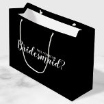 Grand Sac Cadeau Serez-Vous Ma Femme D'Accueil ? Proposition modern<br><div class="desc">"Serez-Vous Ma Femme D'Accueil ?" Le sac cadeau de proposition moderne comporte le titre "Will You Be My Bridesmaid?" en blanc style de police de script moderne sur fond noir.</div>