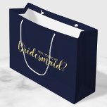 Grand Sac Cadeau Serez-Vous Ma Femme D'Accueil ? Proposition modern<br><div class="desc">"Serez-Vous Ma Femme D'Accueil ?" Le sac cadeau de proposition moderne comporte le titre "Will You Be My Bridesmaid?" en or style de police de script moderne sur arrière - plan bleu marine. Remarque : Les détails du papier sont simulés dans l'illustration. Il n'y aura pas de métal sur ce...</div>