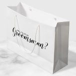 Grand Sac Cadeau Serez-Vous Mon Groomsman ? Proposition moderne<br><div class="desc">"Will You Be My Groomsman?" Pochette cadeau de proposition moderne avec le titre "Will You Be My Groomsman?" en noir style de police de script moderne sur arrière - plan blanc.</div>