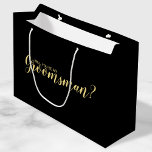 Grand Sac Cadeau Serez-Vous Mon Groomsman ? Proposition moderne<br><div class="desc">"Will You Be My Groomsman?" Pochette cadeau de proposition moderne avec le titre "Will You Be My Groomsman?" en or style de police de script moderne sur arrière - plan noir. Remarque : Les détails du papier sont simulés dans l'illustration. Il n'y aura pas de métal sur ce produit.</div>