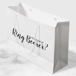 Grand Sac Cadeau Serez-Vous Mon Porteur De Bague ? Proposition mode<br><div class="desc">"Serez-Vous Porteur De Bague ?" Sac cadeau Proposition moderne avec le titre "Will You Be My Ring Bearer?" en noir style de police de script moderne sur arrière - plan blanc.</div>