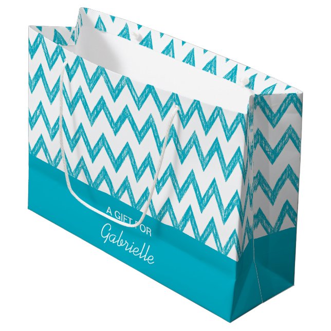 Grand Sac Cadeau Tendance Crayon Turquoise Chevron Zigzags Avec Nom (Devant Angle)