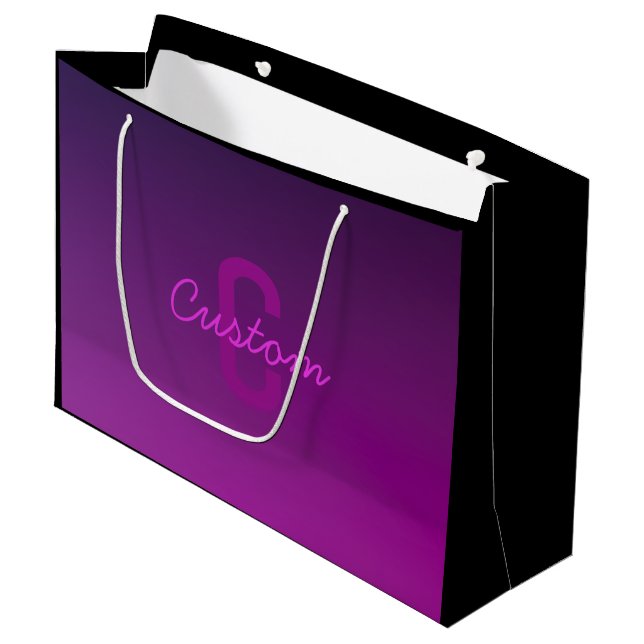 Grand Sac Cadeau Texte Monogrammé Moderne Éditable & Ombre Violet  (Devant Angle)