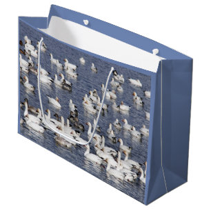 Grand Sac Cadeau Un troupeau d'oies des neiges à la plage
