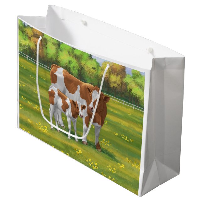 Grand Sac Cadeau Vache de Guernesey et veau mignon dans les pâturag (Devant Angle)