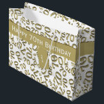 Grand Sac Cadeau Votre texte : 70th Birthday Gold Number 70 Motif<br><div class="desc">Personnalisez facilement l'étiquette d'or et "Joyeux 70e anniversaire" avec le modèle texte fourni. Cette conception est un motif de nombres Random or et blanc avec le numéro de jalon 70 répété dans des tailles et angles variés dans une impression tout-en-un. Il y a une bande d'or et une étiquette-cadeau, imprimée...</div>