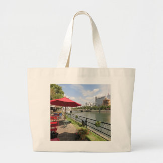 GRAND TOTE BAG 広島市。京橋川沿いのオープンカフェにて。