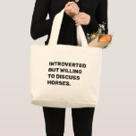 Grand Tote Bag Amusant Présenté Mais Prêt À Discuter Des Chevaux<br><div class="desc">Amusant Présenté,  mais prêt à Discuter du sac fourre-tout des chevaux pour les équestres. Ce drôle de sac à cheval fait également un grand cadeau pour tout amateur de cheval. Utilisez l'outil de conception pour modifier la couleur du texte si vous le souhaitez.</div>