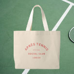 Grand Tote Bag Après Tennis Social Club personnalisé Crest rose<br><div class="desc">Après Tennis Social Club Sac fourre-tout à manches tennis Crest rose. Personnalisez avec l'année et le lieu. Parfait pour transporter vos essentiels de tennis, comme un cadeau pour un amateur de tennis ou comme sacs cadeaux pour un enterrement de vie de garçon ou de jeune fille sur le thème du...</div>