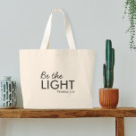 Grand Tote Bag Be the Light | Matthew 5:14 Bible Verse Christian<br><div class="desc">Écriture chrétienne simple et élégante cite sac fourre-tout d'art avec vers biblique "Be the Light - Matthew 5:14" dans la typographie minimaliste moderne en noir off. Ce design de foi moderne et tendance est le cadeau parfait et la marque de mode. | #christian #religion #écritures #foi #bible #jesus #bethelight</div>