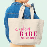 Grand Tote Bag Bébé Personnalisé Drôle Dire Nom Personnalisé<br><div class="desc">Custom Babe Funny Saying Personalized Name Sacs fourre-tout présente un design simple avec le texte "custom babe" dans la typographie de script de calligraphie rose moderne et personnalisé avec votre nom. Parfait pour un cadeau amusant pour maman, meilleurs amis, petite amie, pour l'anniversaire, Noël, vacances, Fête des Mères et plus...</div>