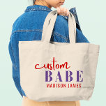 Grand Tote Bag Bébé Personnalisé Drôle Dire Nom Personnalisé<br><div class="desc">Custom Babe Funny Saying Personalized Name Sacs fourre-tout présente un design simple avec le texte "custom babe" dans la typographie de script de calligraphie moderne violet et rouge et personnalisé avec votre nom. Parfait pour un cadeau amusant pour maman, meilleurs amis, petite amie, pour l'anniversaire, Noël, vacances, Fête des Mères...</div>