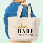Grand Tote Bag Bébé Personnalisé Drôle Dire Nom Personnalisé<br><div class="desc">Custom Babe Funny Saying Personalized Name Sacs fourre-tout présente un design simple avec le texte "custom babe" dans la typographie de script de calligraphie moderne en noir et or et personnalisé avec votre nom. Parfait pour un cadeau amusant pour maman, meilleurs amis, petite amie, pour l'anniversaire, Noël, vacances, Fête des...</div>