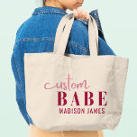 Grand Tote Bag Bébé Personnalisé Drôle Dire Nom Personnalisé<br><div class="desc">Custom Babe Funny Saying Personalized Name Sacs fourre-tout présente un design simple avec le texte "custom babe" dans la typographie de script de calligraphie rose moderne et personnalisé avec votre nom. Parfait pour un cadeau amusant pour maman, meilleurs amis, petite amie, pour l'anniversaire, Noël, vacances, Fête des Mères et plus...</div>