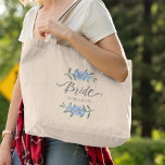Grand Tote Bag Bridal Party Blue Floral Mariée personnalisée<br><div class="desc">Un mariage marié à fleurs bleues, fête de mariée, pour sa mariée, parfait pour les fêtes de bachelorette, un chic élégant à la classe sophistiquée, avec une mariée à fleurs, une feminine girly, un bleu et blanc, avec typographie de script de calligraphie, parfait pour cadeau fiançailles de douche nuptiale, un...</div>