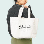 Grand Tote Bag Bridesmaid Bachelorette moderne minimaliste script<br><div class="desc">Vous cherchez un cadeau spécial pour les demoiselles d'honneur de votre prochain mariage? Ne cherchez pas plus loin que ce sac fourre-tout moderne et design ! Conçu avec un tissu de haute qualité, ce sac est conçu pour être à la fois beau et durable. Les poignées permettent un transport facile...</div>