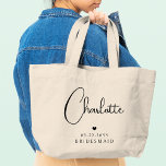 Grand Tote Bag Bridesmaid Mariage Simple Modern Script Nom<br><div class="desc">Bridesmaid Mariage Simple Moderne Calligraphie Script Personnalisé Nom Sac fourre-tout présente le nom de votre femme d'honneur dans un élégant script de calligraphie noire accentué d'un coeur d'amour simple avec l'ajout de votre texte personnalisé comme la date et bridemaid. Les couleurs de texte et de coeur peuvent être ajustées dans...</div>