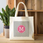 Grand Tote Bag Chevrons gris et rose avec trois monogrammes sur m<br><div class="desc">Un design art déco audacieux aux couleurs rose et gris. Si vous devez ajuster les monogrammes,  cliquez sur le bouton customiser et apporter des modifications.</div>