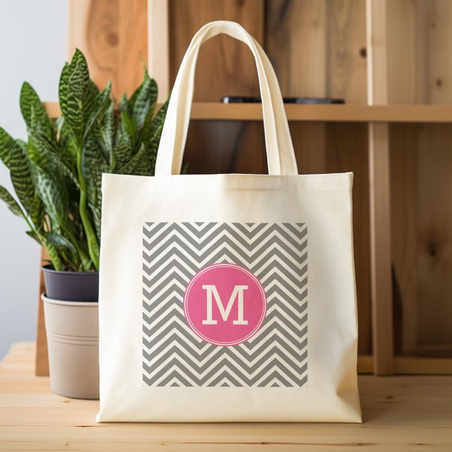 Grand Tote Bag Chevrons gris et rose avec trois monogrammes sur m (Personalized tote bag with chevrons and monogram)